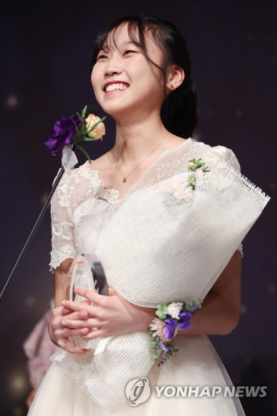 '계룡 여신' 양예빈, 드레스 입고 영플레이어상 받았다(사진=연합뉴스)